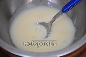 В миске соединить сгущённое молоко (180 г), мёд (1 ч.л.), ванильный экстракт (2 мл) и хорошо перемешать.