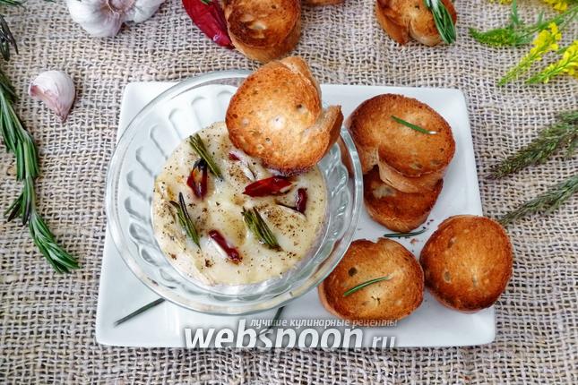 Фото Камамбер, запечённый с розмарином, чесноком и чили