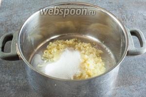 Пропускаем лимоны через мясорубку (для хорошей, электрической, дел тут — на 1 минуту, её, в самом деле, мыть дольше!). Смешиваем их с сахаром.