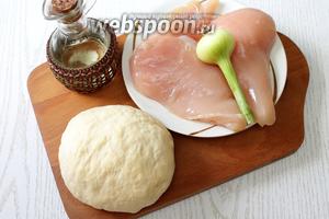 Для приготовления нам понадобятся тесто, куриное филе, лук репчатый, соль, перец, масло растительное, масло сливочное, вода.