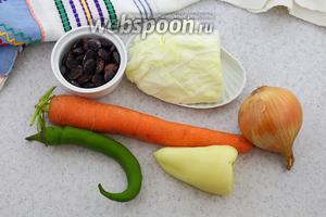 Возьмите такие продукты: капусту белокочанную, морковь, перец сладкий, масло подсолнечное, укроп, петрушку, лук репчатый, перец острый, перец чёрный молотый, соль, фасоль чёрную.