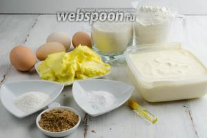 Чтобы приготовить кекс, нужно взять муку, разрыхлитель, соду, сливочное масло, сахар, яйца, сметану, ванильную эссенцию. Для начинки взять корицу и сахар.
