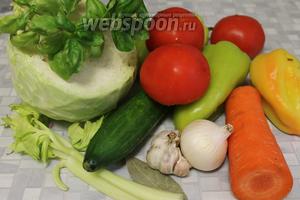Для маринада взять капусту, огурцы, помидоры, перец, морковь, сельдерей, лук, чеснок, базилик, петрушку, пряности, уксус (70%), сахар, соль, воду.