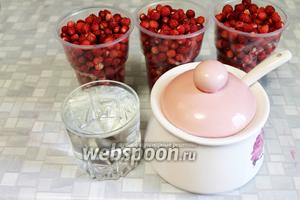 Чтобы сварить вкусное земляничное варенье, нужно взять лесную землянику 500 грамм, сахар и воду.