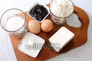 Для приготовления нам понадобится мука пшеничная, сахар, масло сливочное, сметана, яйца куриные, разрыхлитель и ягодное пюре или несладкое варенье.