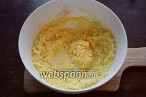 Мягкое сливочное масло смешиваем с сахаром и взбиваем до пышности. Далее по 1 вводим яйца, после каждого тщательно взбивая смесь.