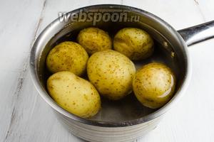 Кастрюлю с готовым картофелем снять. Горячую воду слить. Залить холодной водой, подержать несколько секунд.