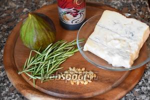 Для приготовления инжира с сыром Горгонзола и кедровыми орехами нам понадобится инжир, сыр Горгонзола, кедровые орехи, розмарин и бальзамический крем-соус.
