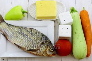 Для приготовления возьмите такие продукты: карася, кабачок, перец сладкий, морковь, сыр твёрдый, соль, перец молотый, помидор, масло подсолнечное.