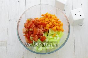 Овощи промойте и нарежьте небольшими кубиками. Смешайте в отдельной посуде. Приправьте солью и молотым перцем.