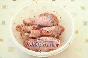 Влить 4-5 столовых ложек соуса из йошты, хорошо перемешать, чтоб соус равномерно покрыл все голени. Ёмкость накрыть крышкой и убрать в холодильник минимум на 2 часа.