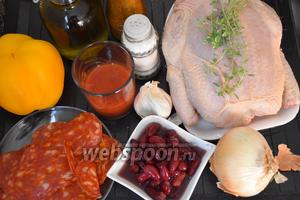 Для приготовления курицы с красной фасолью и пикантной салями нам понадобится курица, салями, лук, масло оливковое, перец сладкий, перец чёрный молотый, соль, тимьян лимонный, томатная паста, фасоль красная и чеснок.
