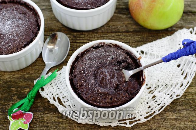 Фото Горячее шоколадное пирожное с яблоками