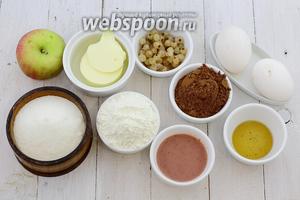 Возьмите такие продукты: муку пшеничную, какао порошок, масло сливочное, ванильный экстракт, сахар, куриные яйца, яблоко, клубничный ликёр, белую смородину.