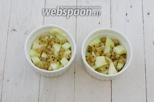 Порционные формочки смажьте сливочным маслом. На дно уложите нарезанное яблоко и белую смородину, свежую или замороженную.