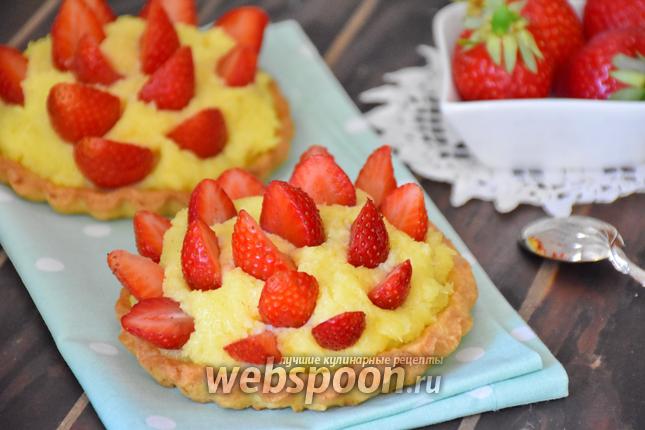 Фото Тарталетки с заварным кокосовым кремом и клубникой