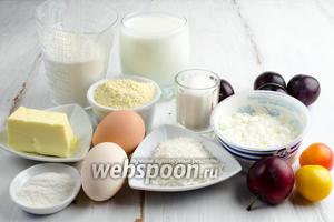 Чтобы приготовить пирог, для теста нужно взять яйца, масло, муку пшеничную и кукурузную, разрыхлитель, кефир, соль, сахар, творог зернистый, кокосовую стружку. Для начинки — алычу, сахар. По желанию посыпать пирог сахарной пудрой.