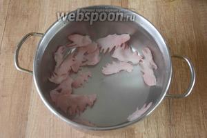 Гребешки хорошо промыть водой, убрать излишки (если имеются), залить водой и поставить на средний огонь. После закипания необходимо снять образовавшуюся пенку, убавить огонь, и оставить томиться на 30-40 минут.