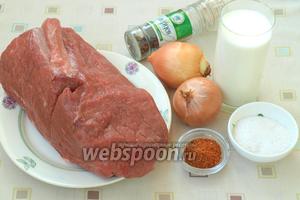 Чтобы приготовить вкусный шашлык нам понадобится хороший кусок говядины, а ещё лучше телятины, репчатый лук, приправа для шашлыков, соль, перец и кефир.