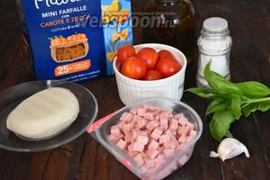 Для приготовления итальянского салата с макаронами и ветчиной нам понадобится паста фарфалле, ветчина, сыр Моцарелла, базилик зелёный, чеснок, помидоры черри, масло оливковое и соль.