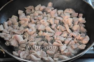 Филе индейки нарезать маленькими кусочками. В сковороде разогреть оливковое масло и обжарить мясо 5 минут. Переложить шумовкой в миску.