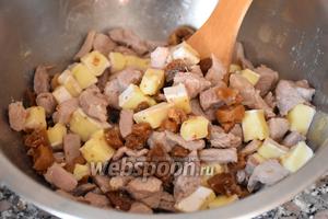 Положить все ингредиенты в миску с индейкой, посолить, поперчить по вкусу и хорошо перемешать.