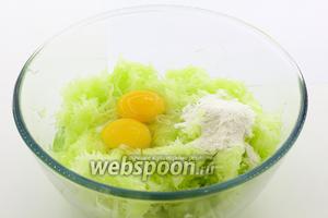 Добавьте куриные яйца, просеянную пшеничную муку, соль, перец чёрный молотый. Хорошо перемешайте.
