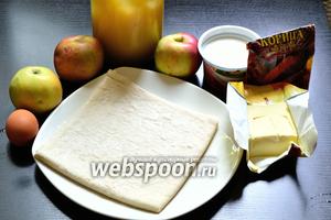 Для приготовления яблочного пирога Вульфов понадобятся яблоки, мёд, молотая корица, яйцо (у меня 1 категории), сметана (20-25% жирности) и слоёное тесто. По поводу теста, я так и не нашла информации, какое же оно должно быть — дрожжевое или бездрожжевое. Я использую дрожжевое.