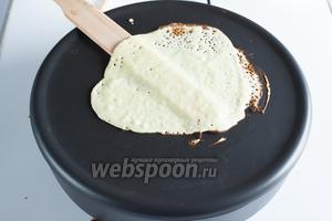 Крепы (по крайней мере, на жаровне для крепов) выпекаются без масла. Думаю, на тефлоновой сковороде это тоже должно получиться. У крепов Ватель очень жидкое тесто, и их делают тонкими. Когда края крепа коричневеют, его можно начинать отделять от жаровни и переворачивать. Температурный режим лучше выбрать чуть тёпленький — при такой толщине крепы легко перегорают, особенно по краям.