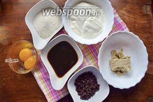 Для приготовления домашнего мороженого возьмём сливки жирные, свежесваренный кофе, сахар, халву, шоколадные капли, желтки куриные.