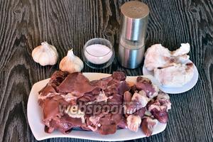 Для приготовления колбасы с куриными сердечками вам понадобится свиной жир, куриные сердечки, чеснок, куриная печёнка, перец чёрный молотый, соль и кишки.