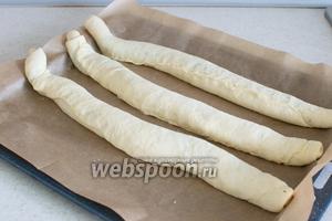 Проделайте всё также с остальными 2 кусочками теста. Должно получиться 3 равных по размеру жгута с начинкой.