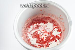 Добавляем к клубничному пюре сливки, размешиваем, пробуем и добавляем сахар по вкусу. Конечный результат должен казаться вам хотя бы немного очень сладким, потому что мороженое едят холодным, а у холодных продуктов интенсивность вкусов меньше, чем у продуктов с более высокой температурой.