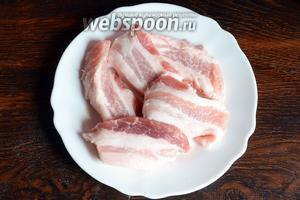 Подготавливаем мясо, нарезаем его тонкими кусочками.