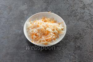 Капусту с морковью можно смешать, лично мне смесью посыпать как-то удобнее, чем 2 компонентами по отдельности.