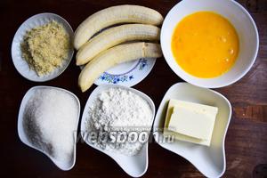 Вот какие продукты нам понадобятся для приготовления бананового хлеба: мука пшеничная и миндальная, сахар, бананы, масло сливочное и куриные яйца (ровно 135 грамм оказались в 3 средних яйцах).