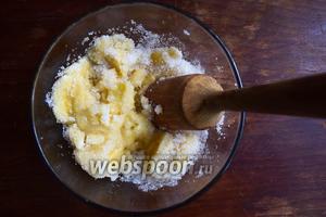 Первым делом, при помощи картофелемялки, смешиваем сахар с бананами. Не пугайтесь такого большого количества сахара, хлеб получается не приторным!