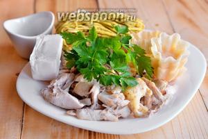 Для приготовления сырной закуски вам понадобится отваренное мясо, петрушка, тарталетки или вафельные трубочки, сыр плавленый, сыр ниточками со специями и соль.