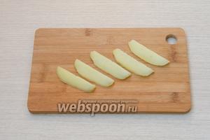 Картофель (у меня был предварительно отваренный) очистить от кожуры и порезать тонкими полосками.