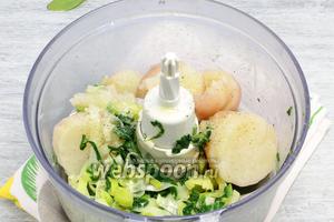 Пюрируем заранее отваренный картофель и смесь «утомлённых» шпината, лука-порея, бросаем специи по вкусу. Начинка готова.