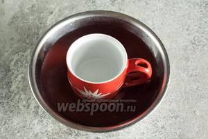 Поскольку моя кастрюлька для водяной бани широкая, мне потребуется ещё 1 тара — узкая и глубокая. Минут за 15 до готовности мороженого прогреваем ёмкость, куда можно будет макать мороженое, в горячей воде.