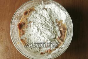Вмешиваем 4 ст. л. крахмала, как вариант муки, интересный вкус и цвет с кукурузной. На фото крахмал.