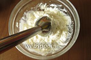 Готовим начинку — творог смешиваем с 3-4 ст. л. сахара, всё по вкусу, добавляем 5 г ванильного сахара и 3 ст. л. йогурта (сметаны).