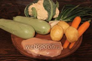 Для летнего рагу, понадобится молодая картошка, кабачки, морковь, лук, чеснок, цветная капуста или брокколи, зелень, филе, сливки, соль, перец, масло.