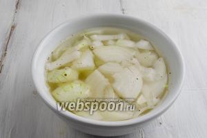 Батон нарезать дольками. Смазать топлёным сливочным маслом. Поставить в духовку (180°C) на 15 минут. Лук очистить. Нарезать кусками. Залить горячей водой. Добавить уксус, щепотку перца и соли. Оставить мариноваться на 15 минут.