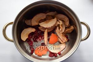 Добавим к клюкве сушёные яблоки и корки апельсина, зальём водой (примерно 1,5-2 литра) и поставим на огонь!