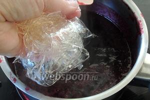 Заранее замоченный в холодной воде желатин отжимаем. Подогреем ягодный сок до 50-55°С с сахаром и ванильным сахаром, чтоб растворился. И распустим желатин в горячем соке. Остужаем до комнатной температуры.