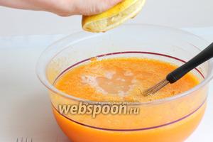 И выдавим половинку лимона. Выливаем назад нашу массу в чашку и ставим на режим Тушение на 45 минут. Клапан снимаем, проверяем наше повидло, снимаем пену. Я варила далее, последние 20 минут, с открытой крышкой. И помешивала. Проверить готовность повидла можно, капнув каплю на тарелку, если она не растекается, то повидло готово.