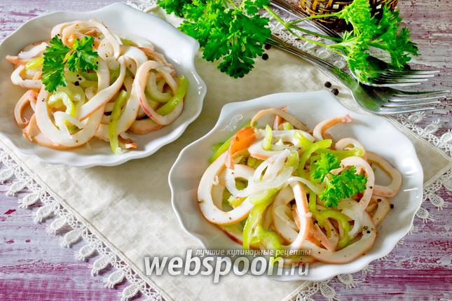 Фото Закуска из кальмаров с луком и сладким перцем