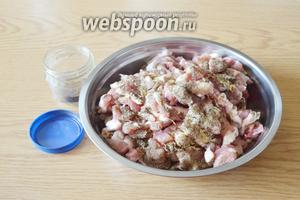 Добавим перец молотый и чеснок, ещё раз помассируем мясо и оставим ещё на 2 часа в холодном месте, чтобы специи начали свою работу.